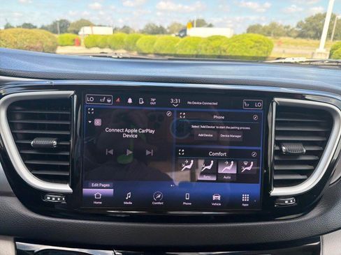 Used 2023 Chrysler Pacifica Touring-L FWD image 8