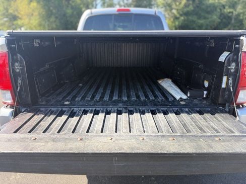 Used 2017 Toyota Tacoma TRD Sport w/ Tow Package (A/T) AWD/4WD image 7