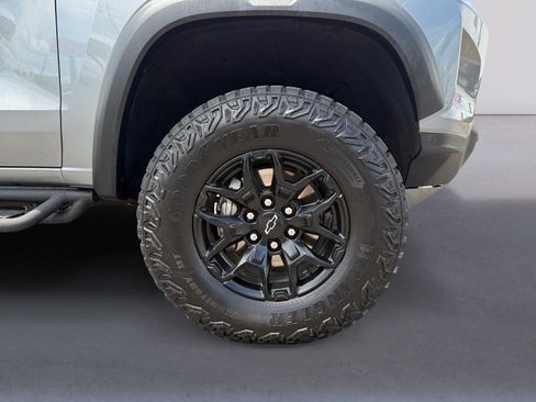 Used 2025 Chevrolet Colorado ZR2 w/ Midnight Edition AWD/4WD image 9