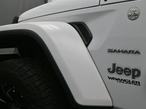 Used 2018 Jeep Wrangler Unlimited Sahara AWD/4WD image 11