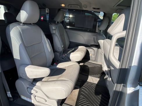 Used 2018 Toyota Sienna XLE w/ XLE Navigation Package FWD image 15