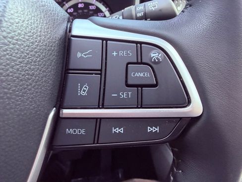 Used 2024 Toyota Highlander XLE FWD image 23