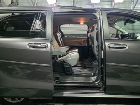 Used 2024 Toyota Sienna XLE w/ XLE Plus Package AWD/4WD image 17