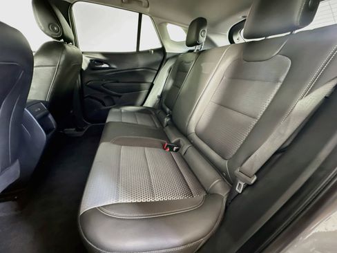 Used 2025 Chevrolet Trax LT w/ LT Convenience Package FWD image 25