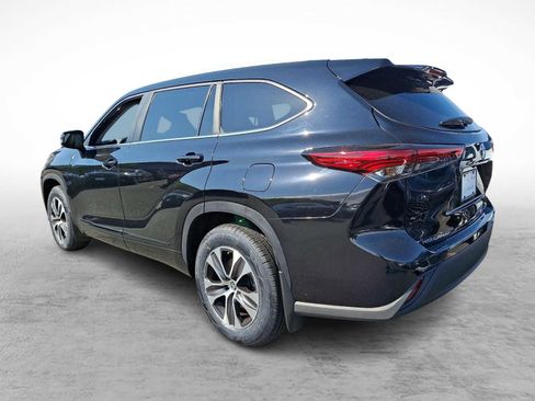 Used 2023 Toyota Highlander XLE AWD/4WD image 4