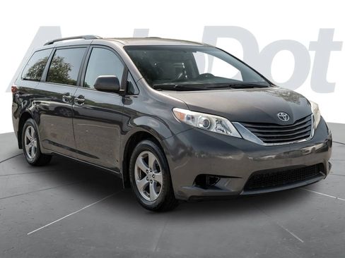 Used 2017 Toyota Sienna LE FWD image 4