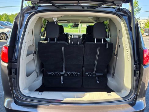 Used 2023 Chrysler Voyager LX FWD image 33