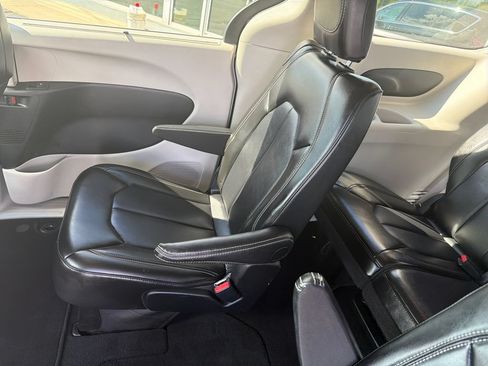 Used 2024 Chrysler Pacifica Touring-L FWD image 22