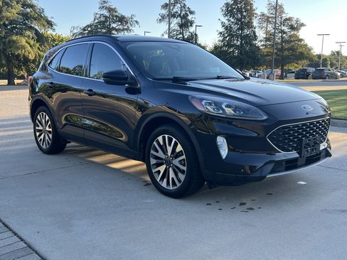 Used 2020 Ford Escape Titanium w/ Titanium Premium Package 2.0 AWD/4WD image 2