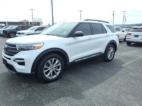 Used 2020 Ford Explorer XLT w/ Equipment Group 202A image 3