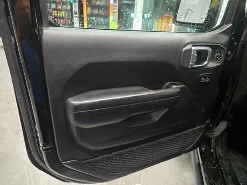 Used 2025 Jeep Wrangler Unlimited Rubicon AWD/4WD image 13