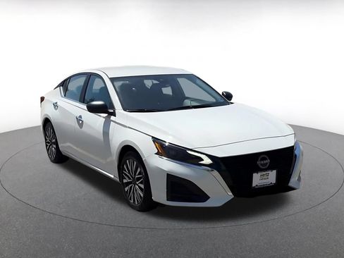 Used 2025 Nissan Altima 2.5 SV FWD image 3