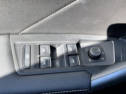 Certified 2022 Volkswagen Tiguan SEL R-Line image 29