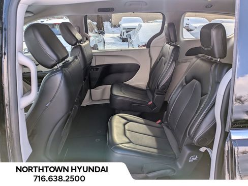 Used 2024 Chrysler Pacifica Touring-L image 32