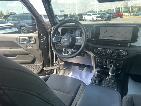Used 2026 Jeep Wrangler Unlimited Sahara AWD/4WD image 15
