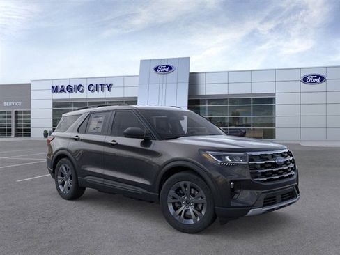Used 2026 Ford Explorer Active AWD/4WD image 7
