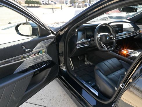 Used 2023 BMW 760i xDrive w/ Executive Package image 15