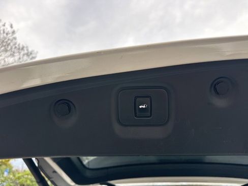 Used 2020 Nissan Pathfinder Platinum image 22