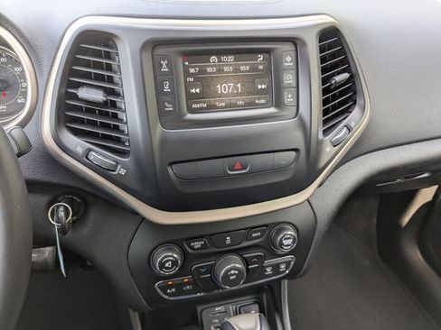 Used 2015 Jeep Cherokee Latitude AWD/4WD image 11