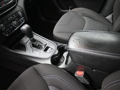 Used 2019 Jeep Cherokee Latitude w/ Popular Appearance Group FWD image 32