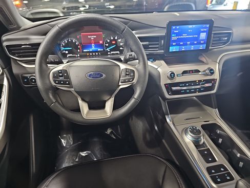 Used 2024 Ford Explorer XLT w/ Equipment Group 202A RWD image 16