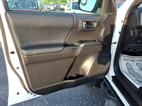 Used 2023 Toyota Tacoma TRD Off-Road image 11