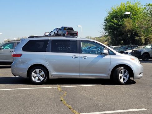 Used 2016 Toyota Sienna LE FWD image 5