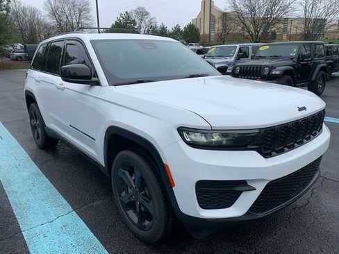 Used 2023 Jeep Grand Cherokee Altitude AWD/4WD image 8