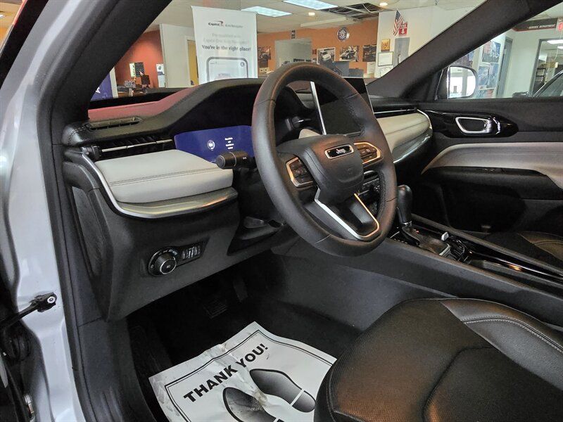 Used 2025 Jeep Compass Limited w/ Elite Group AWD/4WD image 8