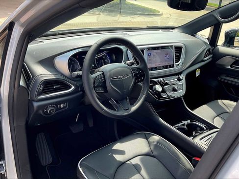 New 2026 Chrysler Pacifica Limited w/ S Appearance Package image 8