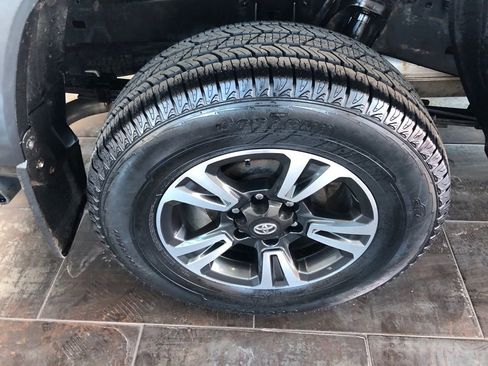 Used 2018 Toyota Tacoma TRD Sport w/ Technology Package image 6