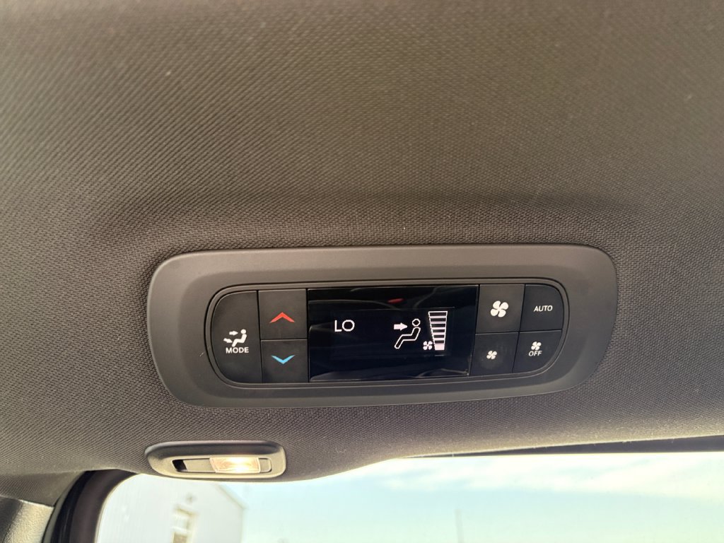 Used 2024 Chrysler Pacifica Premium FWD image 37