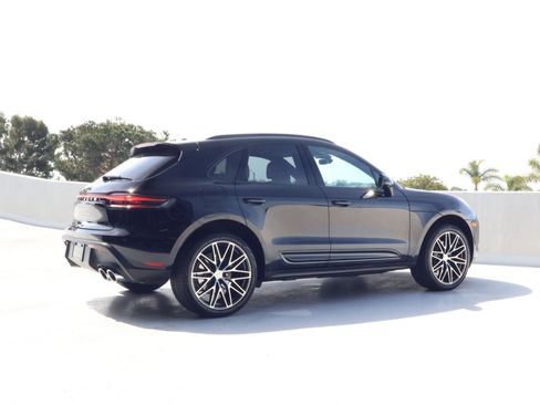 Certified 2025 Porsche Macan image 8