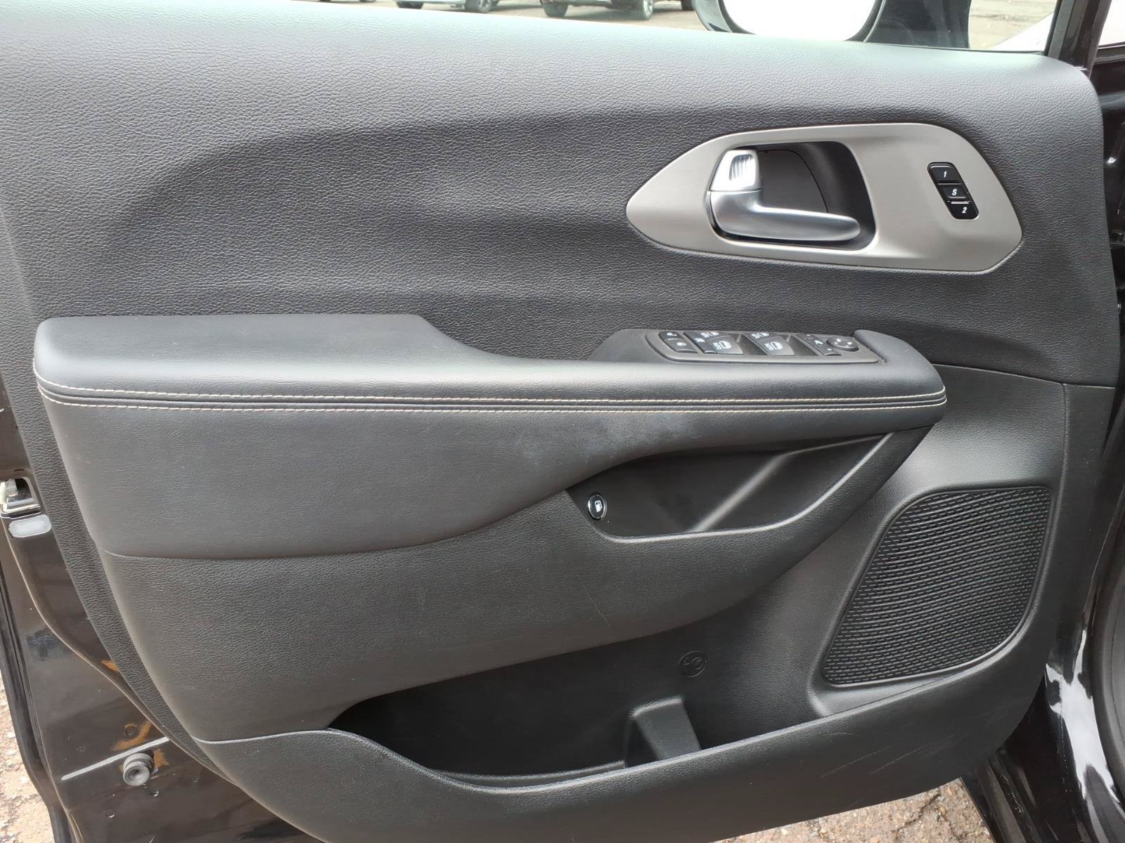 Used 2024 Chrysler Pacifica Premium FWD image 11