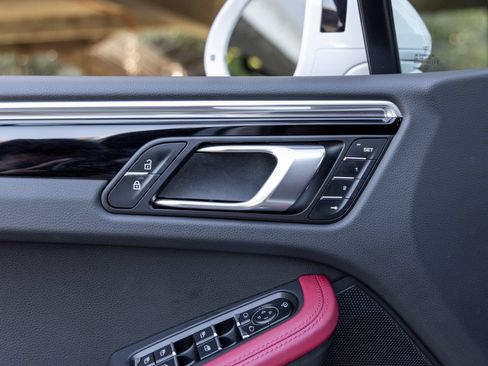 Certified 2025 Porsche Macan AWD/4WD image 26