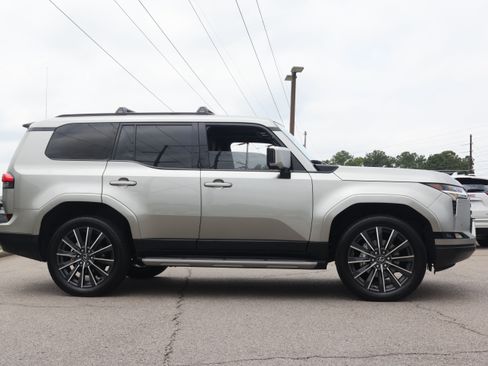 Used 2024 Lexus GX 550 w/ Accessory Package (2T) AWD/4WD image 5