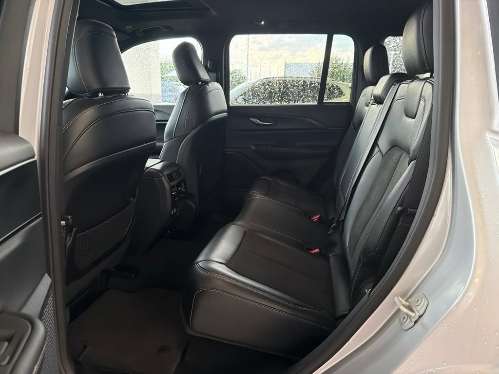 Used 2024 Jeep Grand Cherokee Altitude AWD/4WD image 19