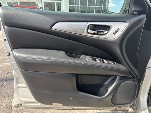 Used 2019 Nissan Pathfinder SL AWD/4WD image 13