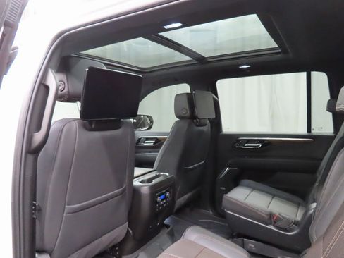 Used 2025 Chevrolet Suburban High Country image 51