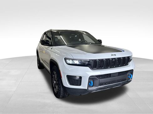 Certified 2022 Jeep Grand Cherokee Trailhawk w/ Luxury Tech Group III AWD/4WD image 9