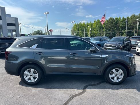 Used 2025 Kia Sorento LX FWD image 2