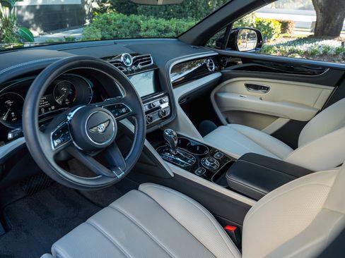 Used 2023 Bentley Bentayga Extended Wheelbase image 25