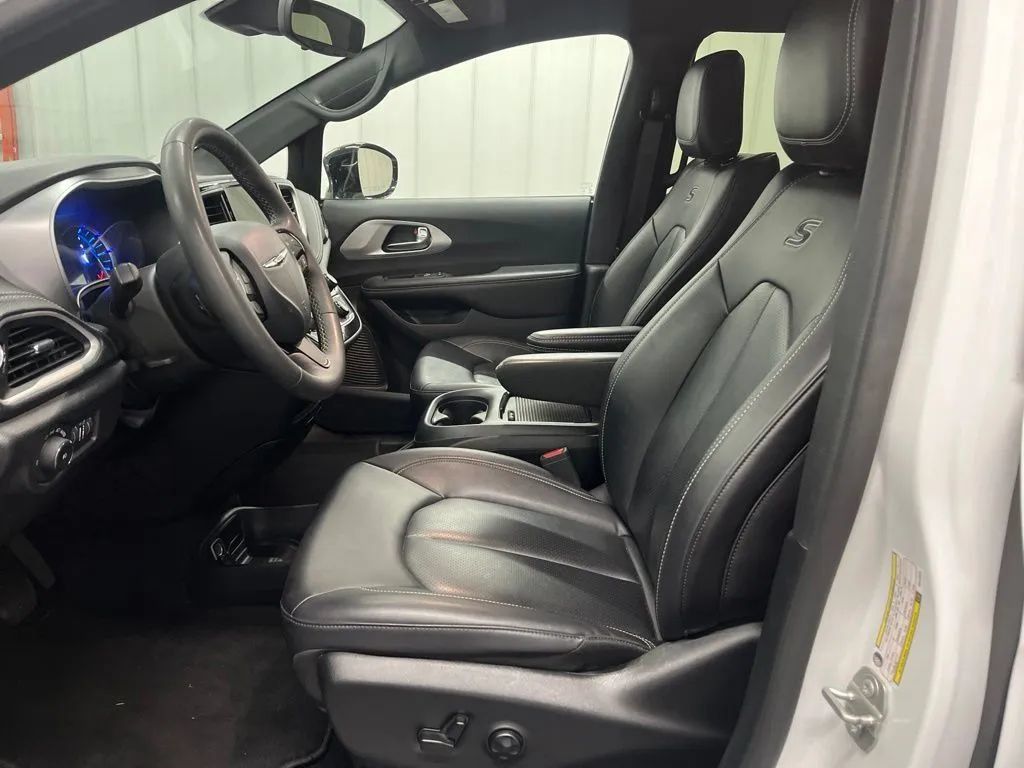 Used 2024 Chrysler Pacifica Limited FWD image 19