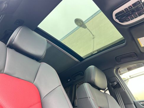 Used 2025 Porsche Macan image 19