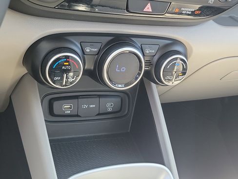 Used 2023 Hyundai Venue SEL FWD image 28