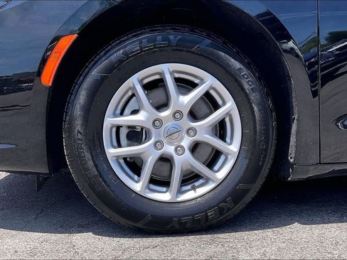 Used 2024 Chrysler Pacifica Touring-L FWD image 9