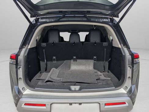 Used 2024 Nissan Pathfinder SL w/ Black Appearance Package image 16