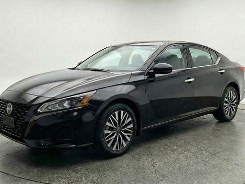 Used 2025 Nissan Altima 2.5 SV image 3