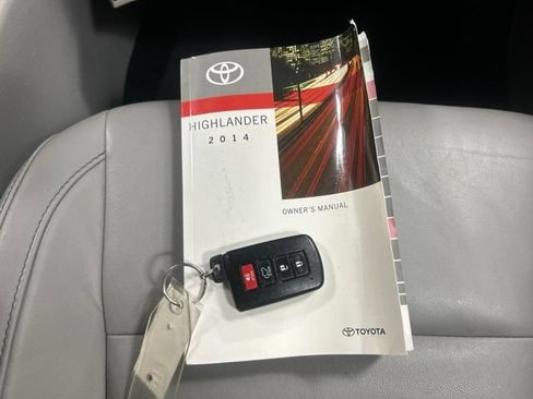 Used 2014 Toyota Highlander XLE AWD/4WD image 28