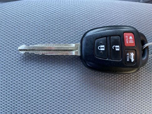 Used 2018 Toyota Corolla LE image 36